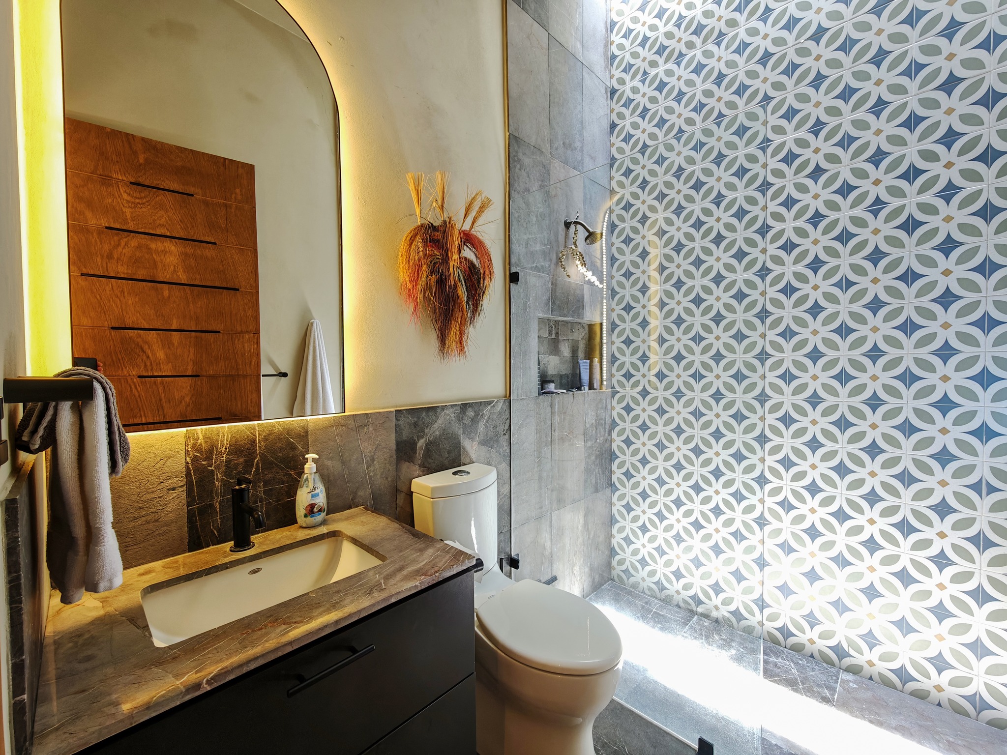 Sunlit bathrooms for luxurious feeling